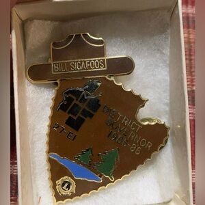 Lion’s Club Bill Sigafoos District Governor‎ 1985-1985 Enamel pin Pinback